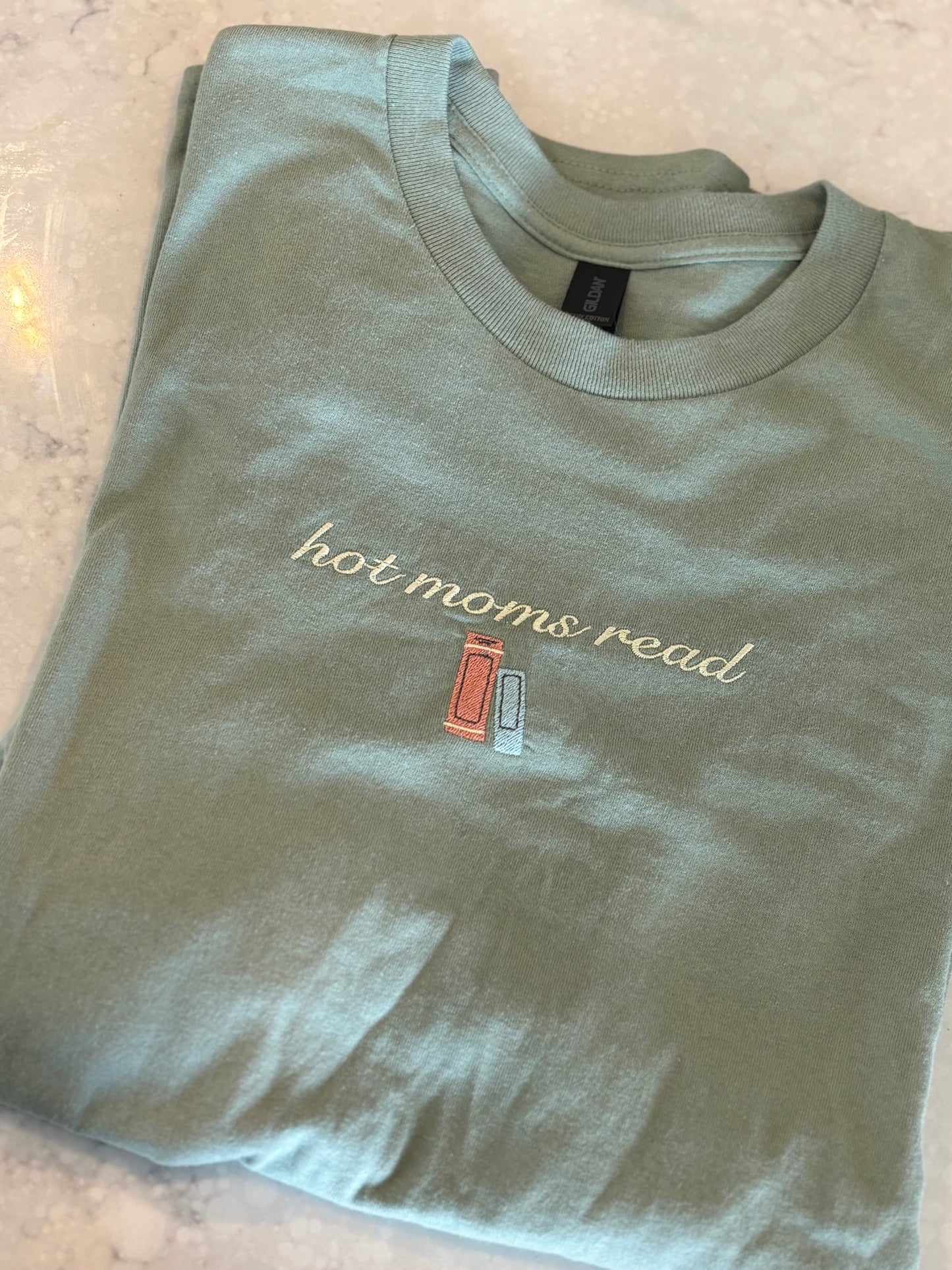 Hot Moms Read t-shirt